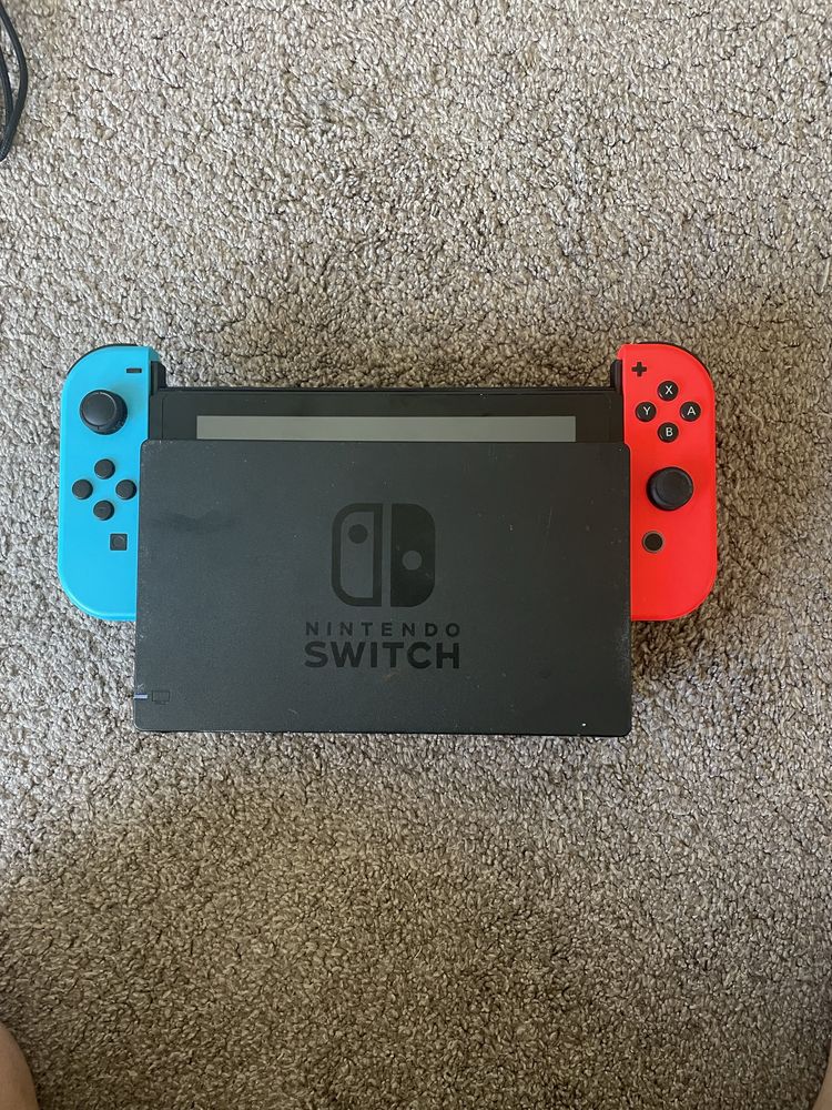 Nintendo Switch + Pro Controller + Carregadores Joy-Con