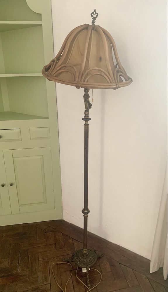 Candeeiro de pé antigo