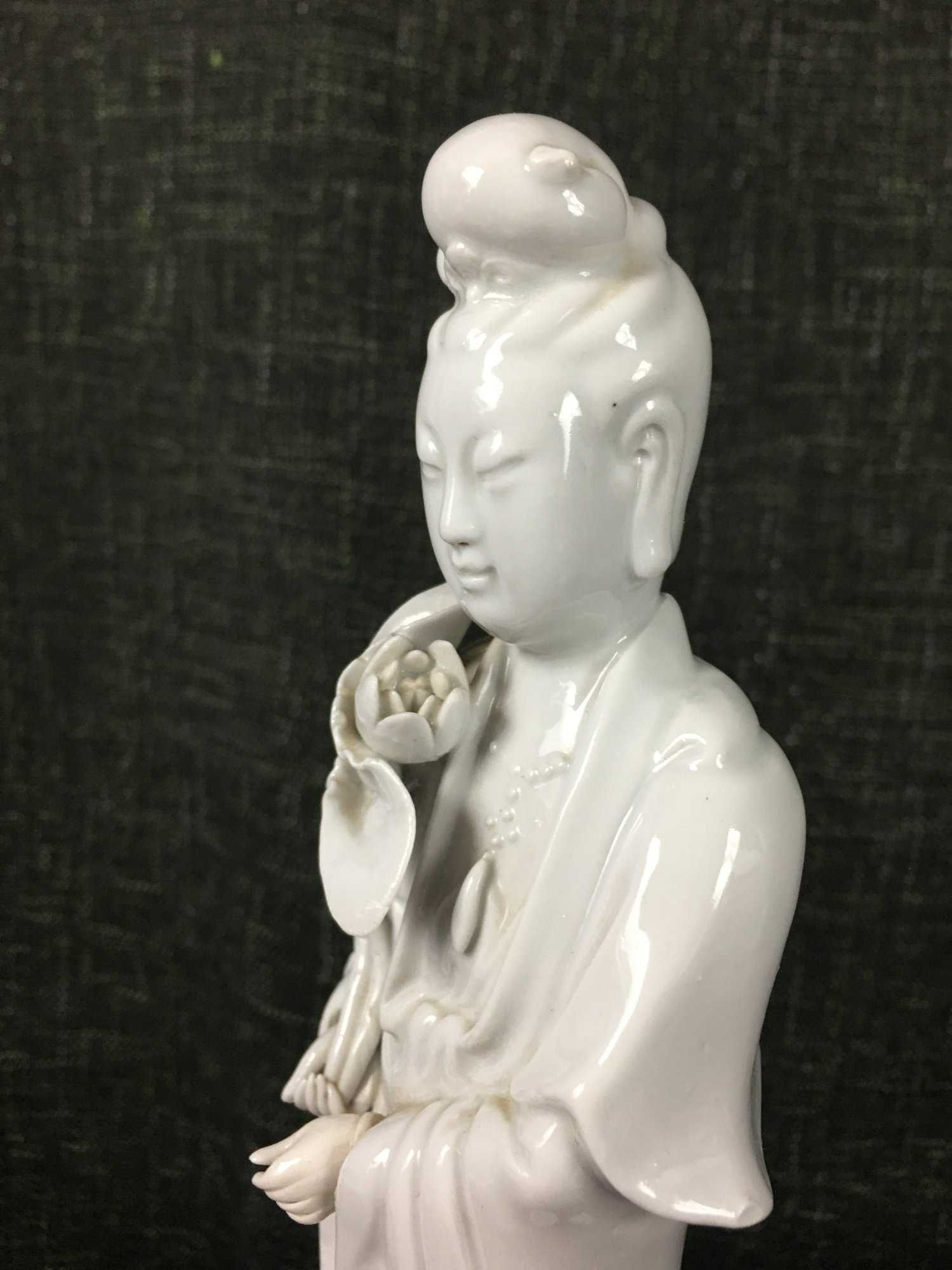 Deusa Guanyin em porcelana branca da China