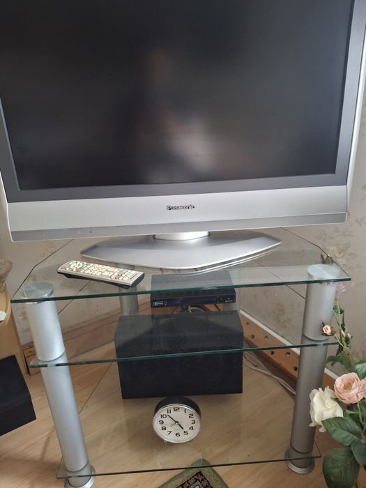 Szklany stolik pod telewizor