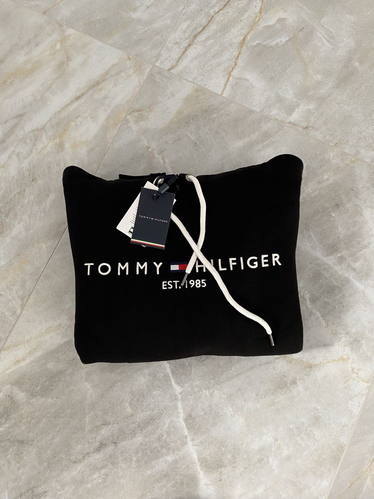 Czarna ocieplana bluza Tommy Hilfiger EST. Rozmiar M. Logo haftowane