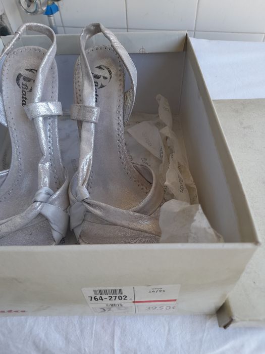 Sandália prateada em bom estado