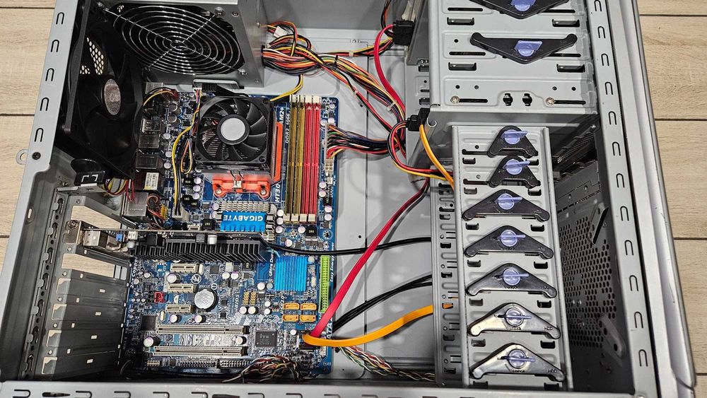 Stary komputer stacjonarny do retro gier