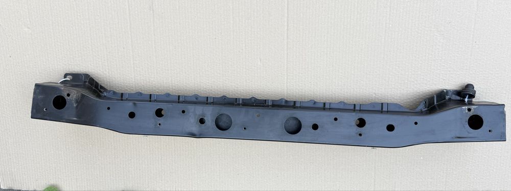 Нижня балка радиаторов Нисан Лиф