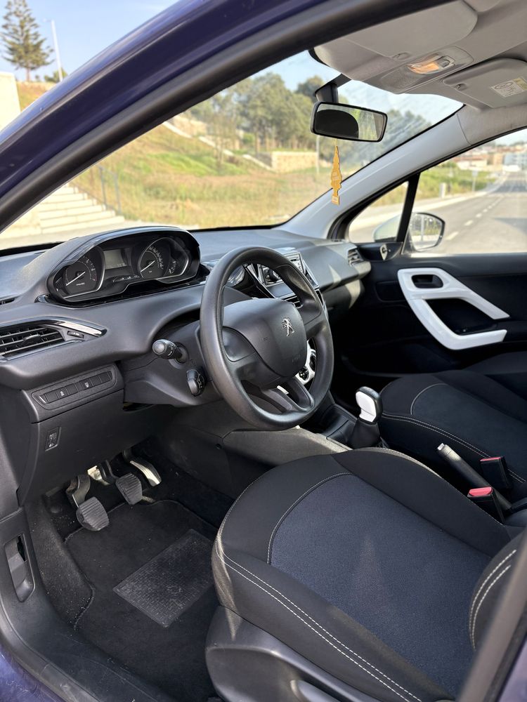 Peugeot 208 (COMO NOVO)