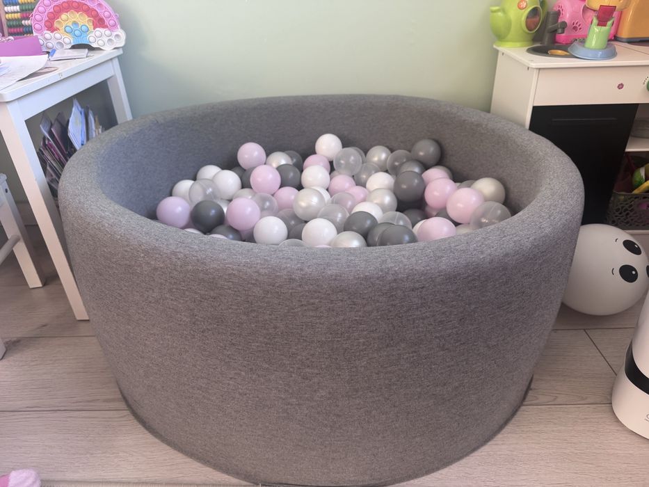 Basen z piłkami dla małych dzieci