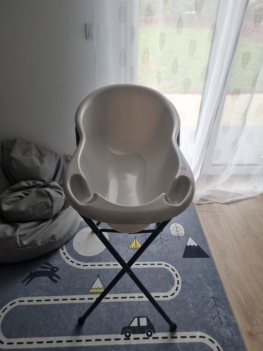 Bardzo mało używana wanienka ze stojakiem.