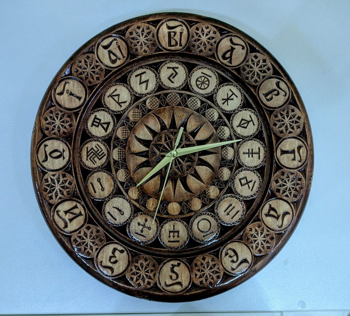 Настінний дерев'яний годинник ручної роботи "Коло Сварога"