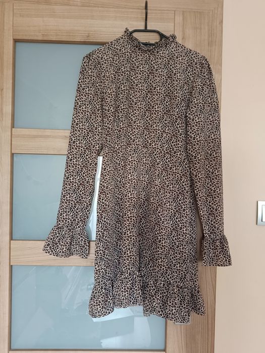 Lekka sukienka z długim rękawem w panterkę