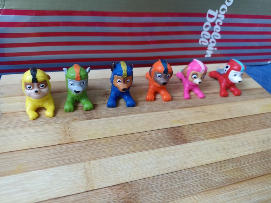 6 figurek z Psiego patrolu psy w pozycji leżącej