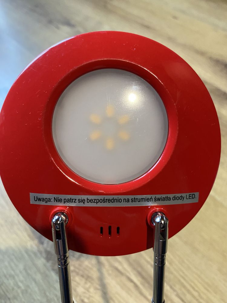 Czerwona lampka na biurko