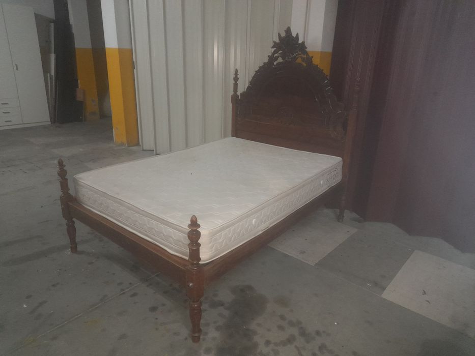 Cama casal em madeira com colchão