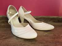 Buty białe na obcasie ślubne z paskiem