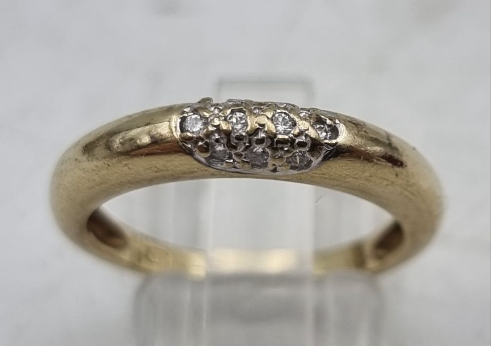 Delikatny złoty pierścionek z cyrkoniami 333 2.36 g r 14