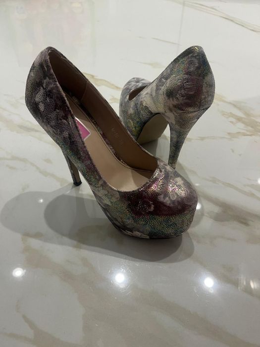 Sapatos altos florido