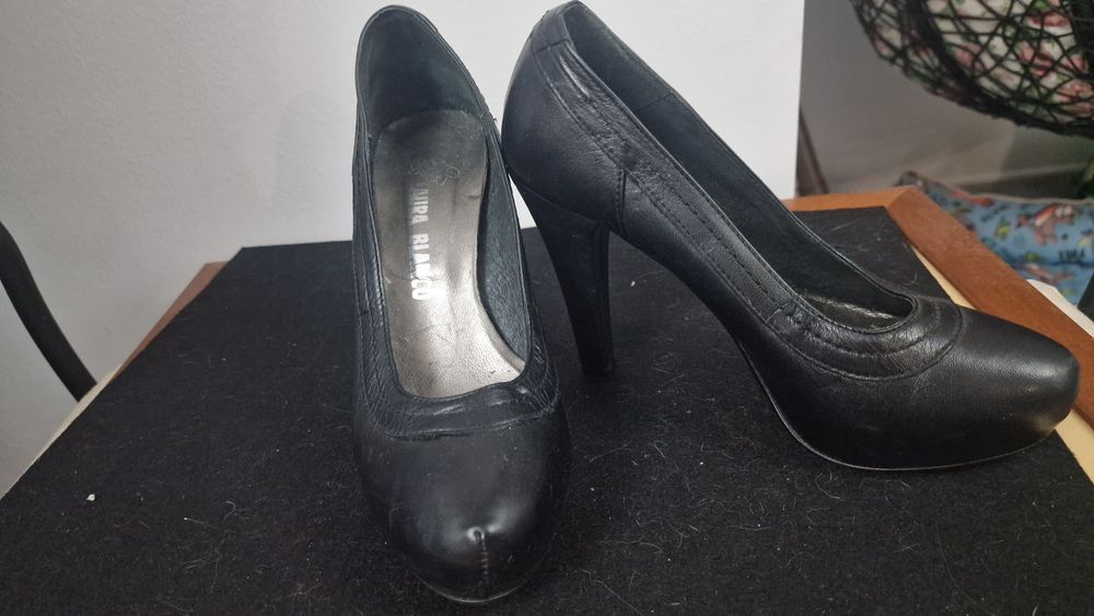 Sapatos pretos de salto n 39