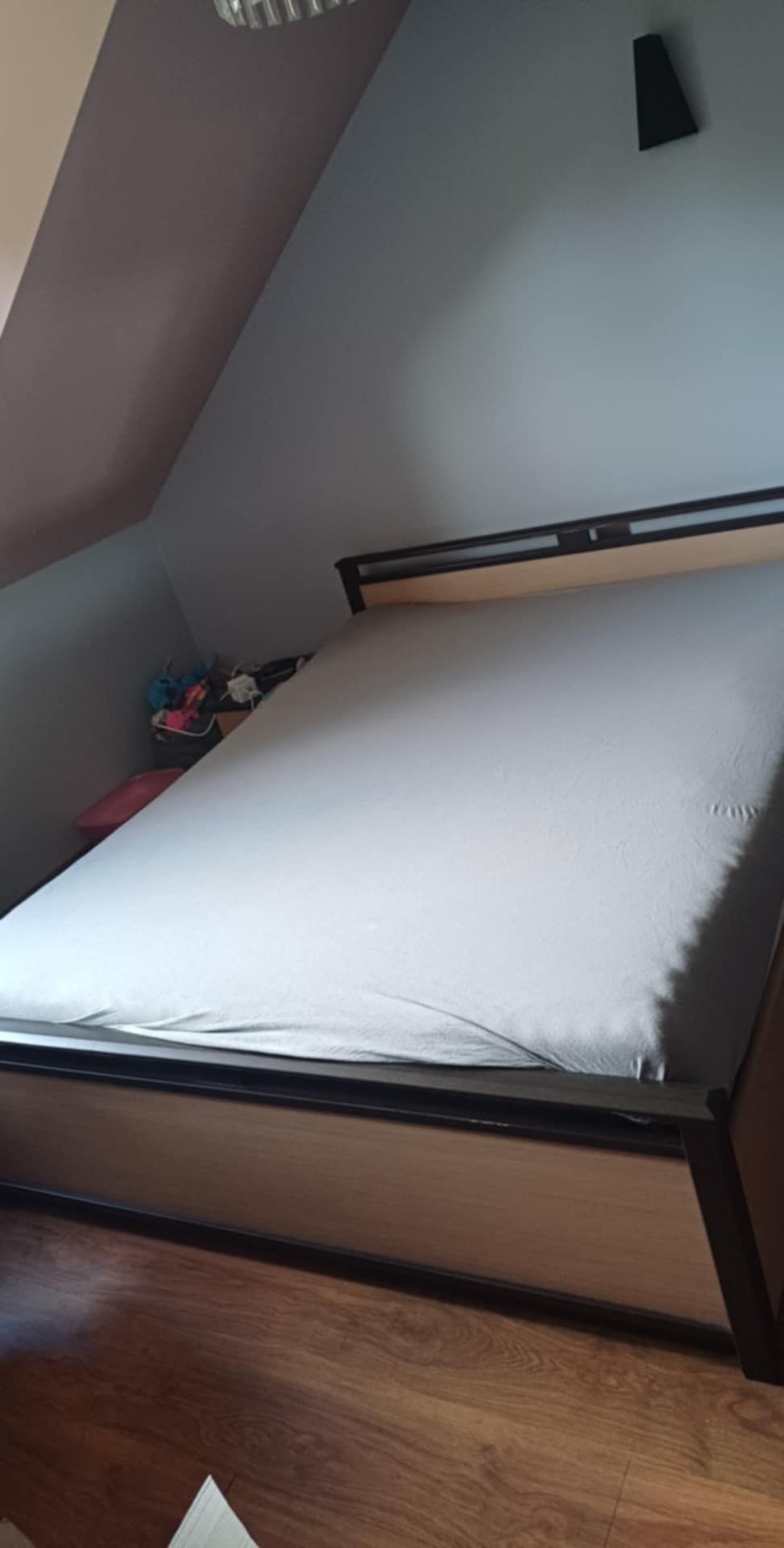 Sprzedam łóżko sypialniane z szafkami