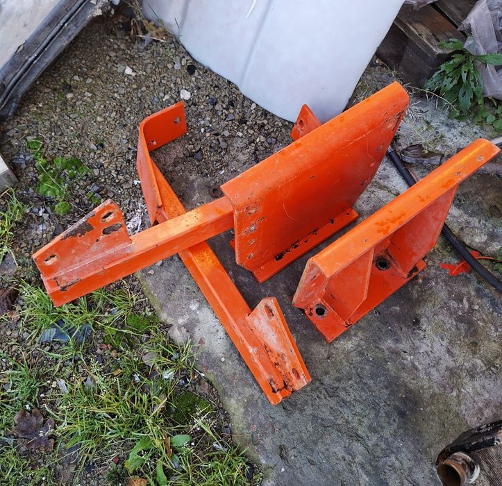 Wsporniki mocowania podstawy błotników Ursus Massey Ferguson