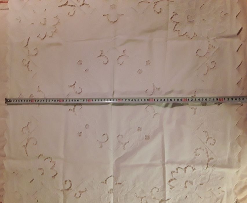 Antiga toalha de mesa pequena branca e bordada