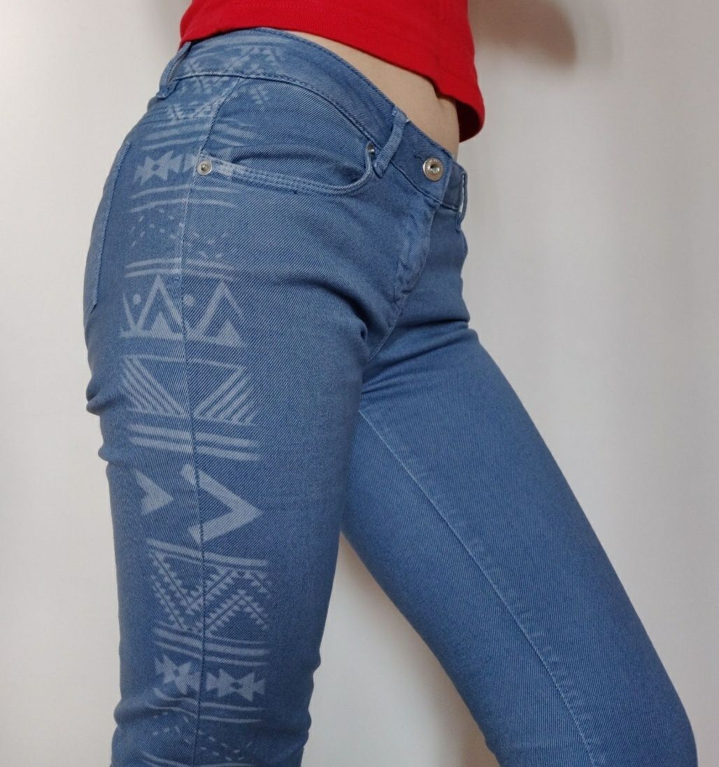 Оригинальные и необычные синие джинсы с узором и бахромой