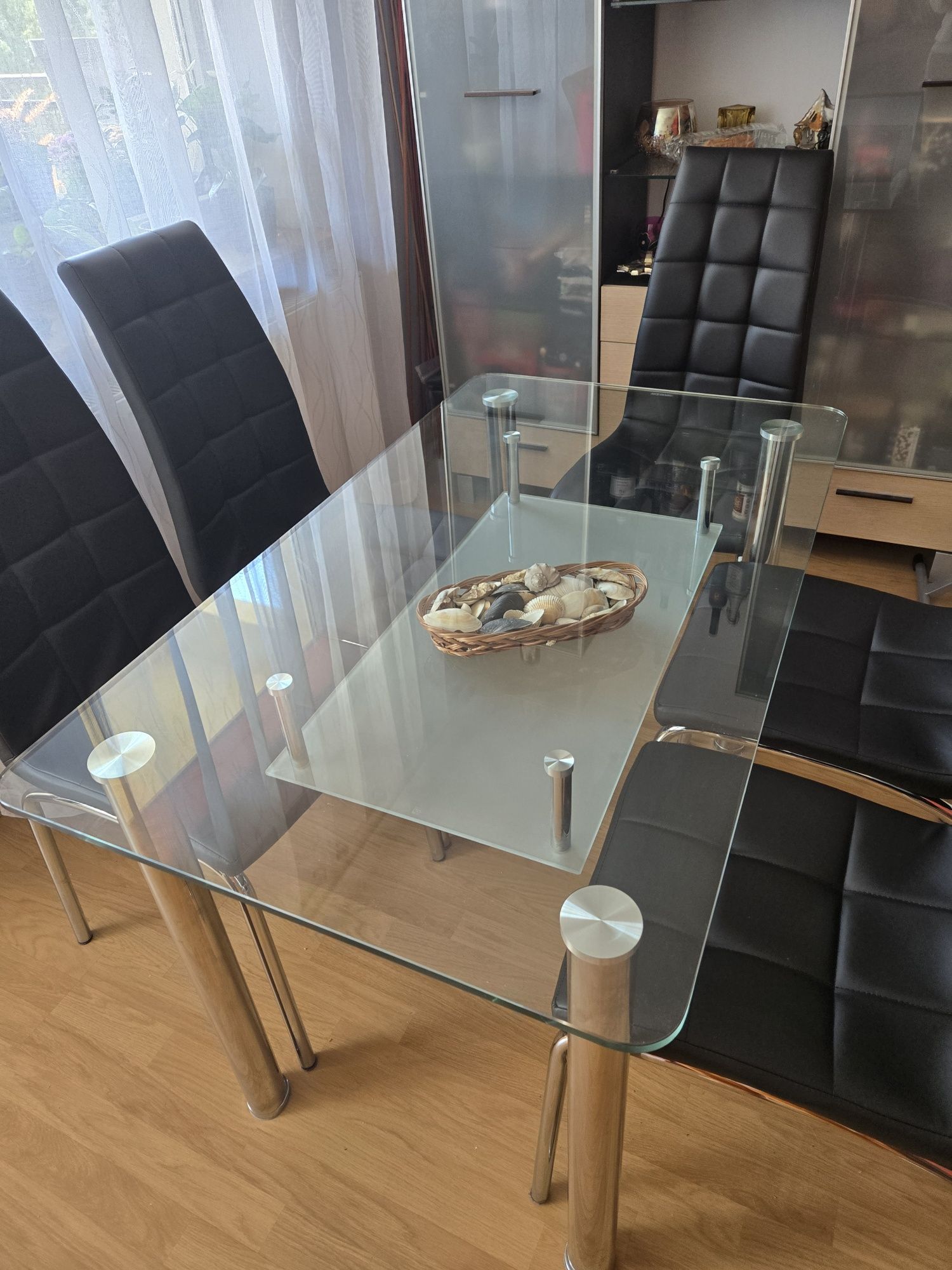 Eleganckie i nowoczesne krzesla I stół do salonu