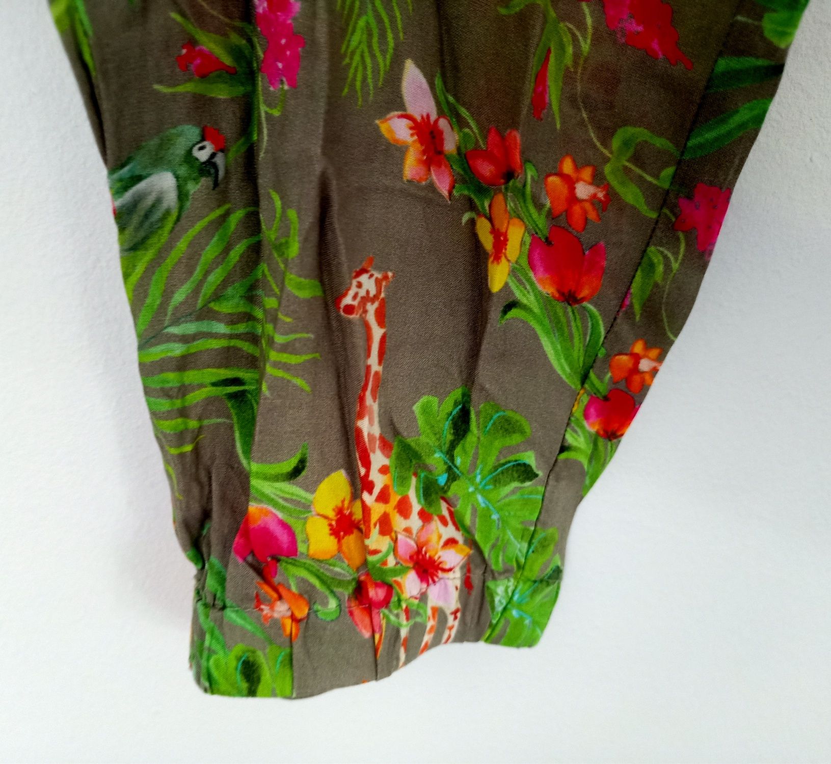 Letni kombinezon khaki w kolorowa dżunglę  oryginał margines 11/12 lat