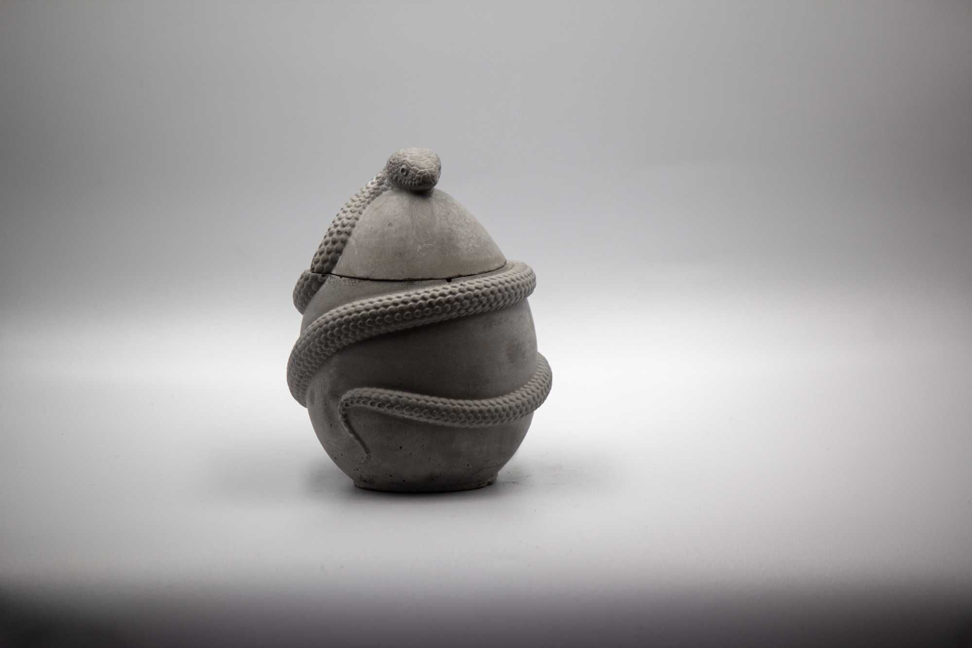 Betonowy pojemnik na świecę z motywem węża – unikatowy design 140 ml