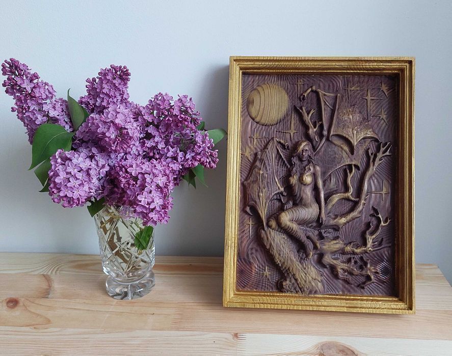 Płaskorzeźba drewno kobieta w ramie PREMIUM