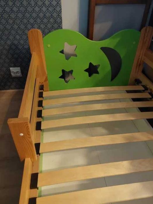 Łóżko drewniane 165x85 cm z barierkami i materacem