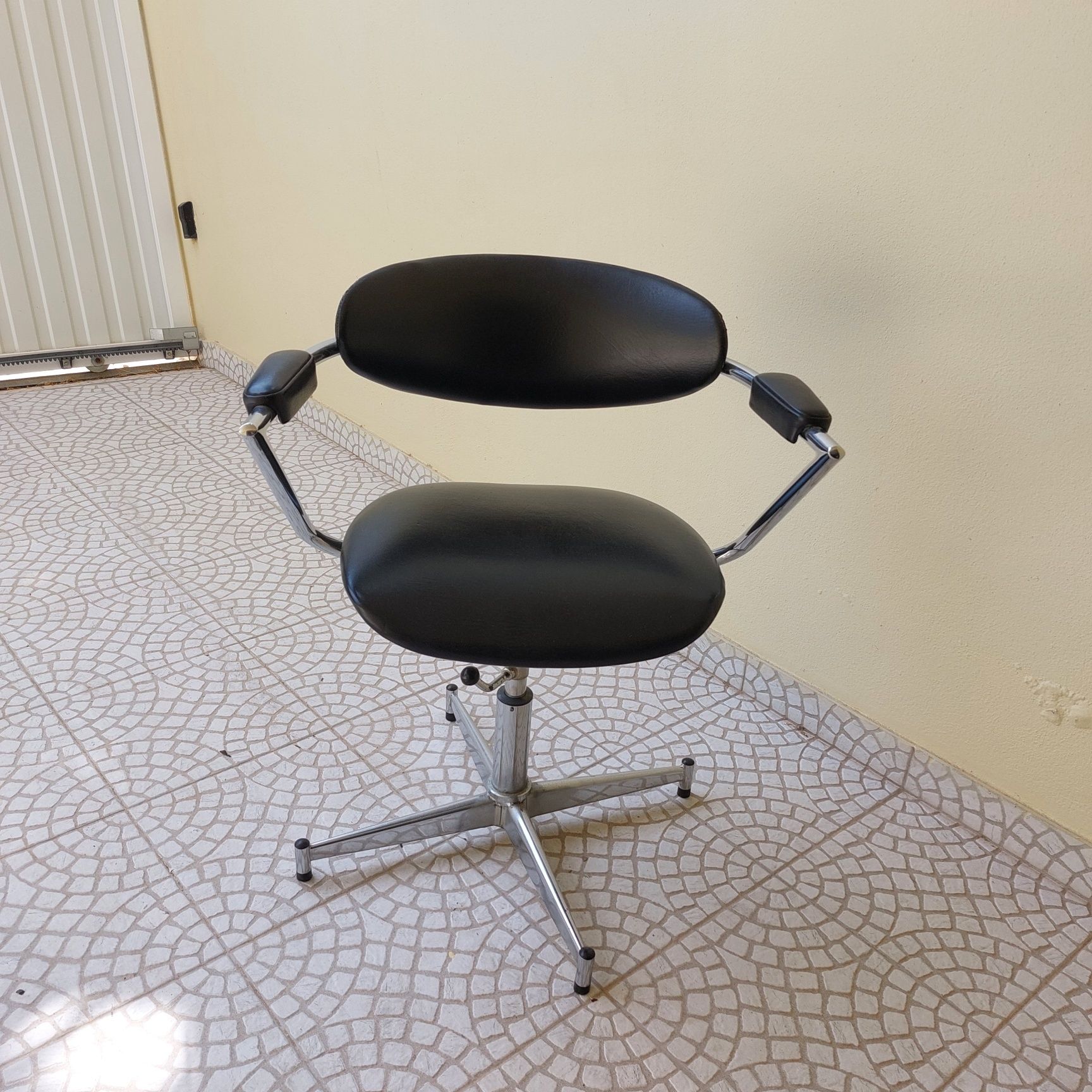 Cadeira giratória de escritório com design vintage. Sem danos ou ferru