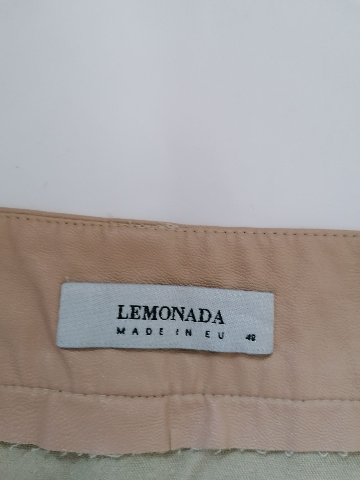 Spódnica skórzana beżowa marki LeMonada