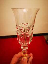 Conjunto de copos e taças de cristal da Bohemia.