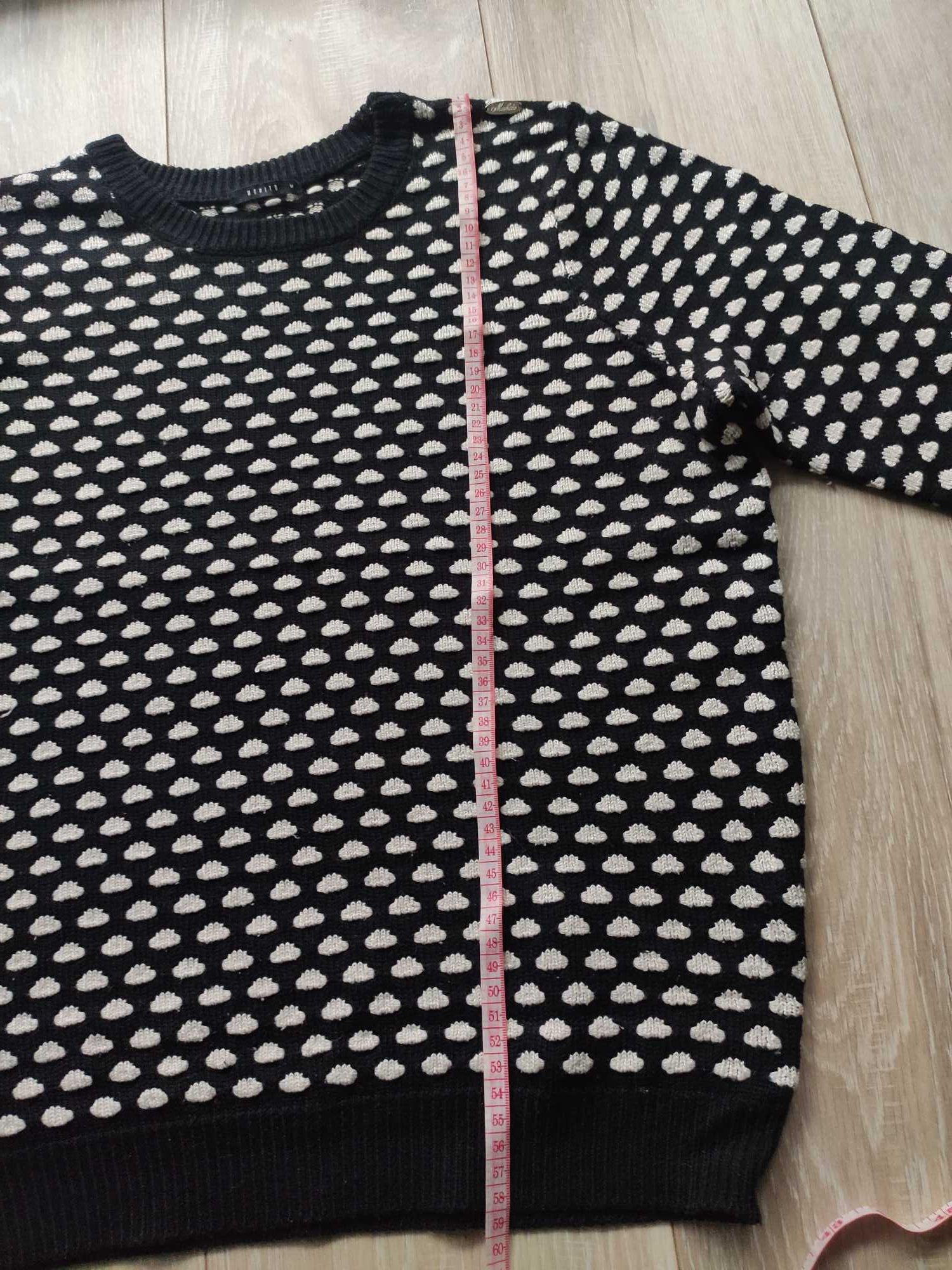 Sweter czarny w biały print Mohito rozmiar M