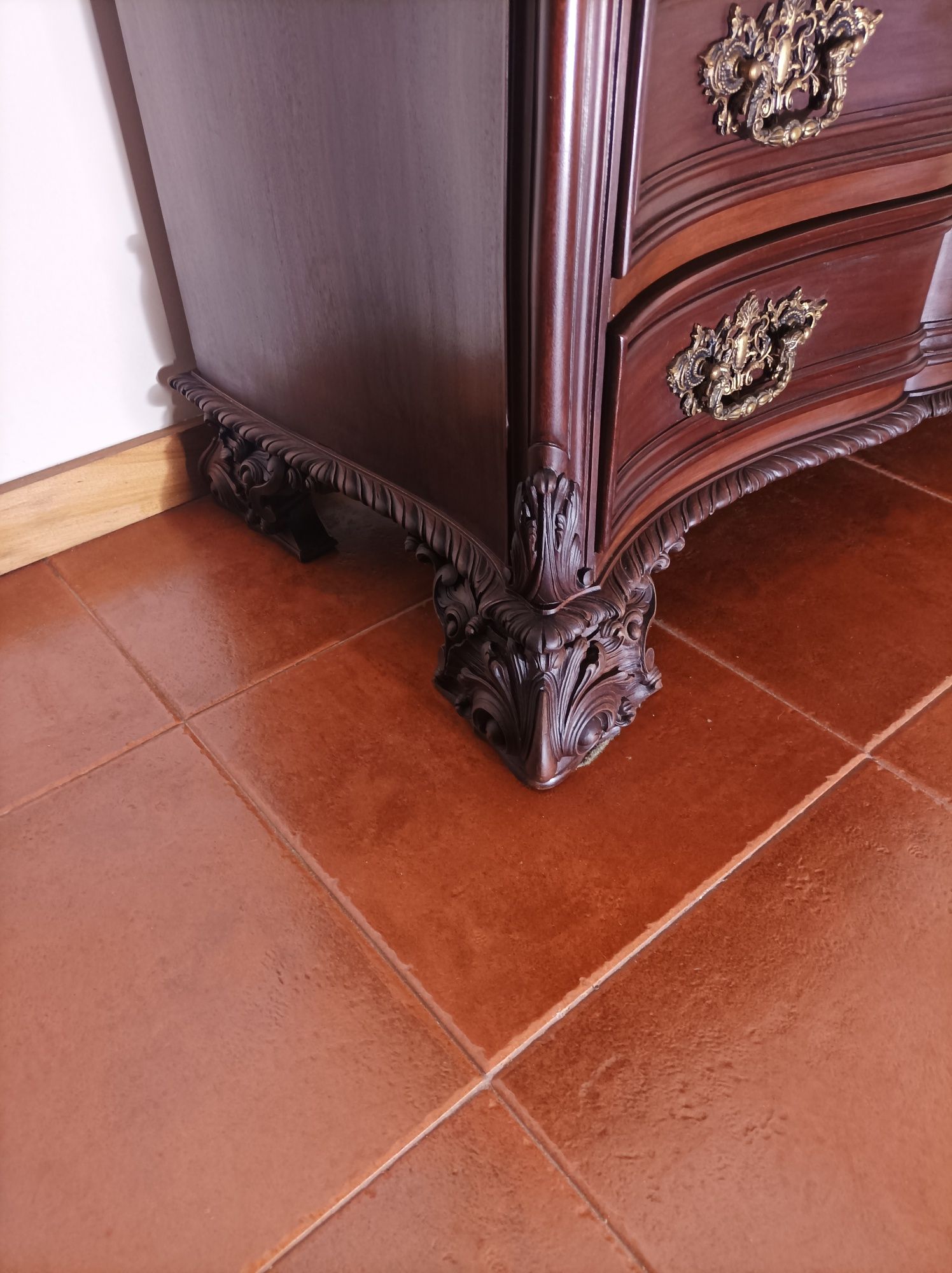 Cómoda antiga restaurada estilo D José toda trabalhada manualmente