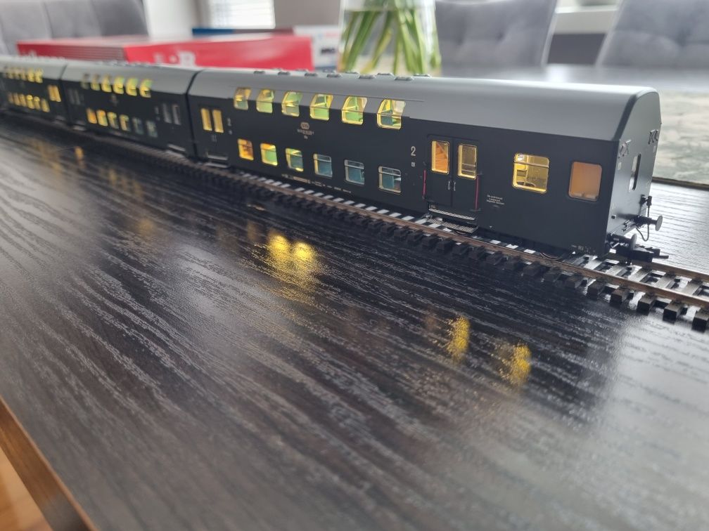 HRS4227 Oświetlony Full DCC Zestaw wagonów piętrowych PKP H0