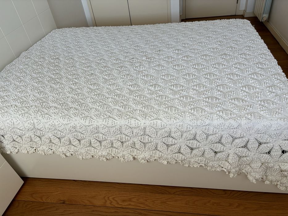 Colcha de renda branca feita a mao, medidas: 2,08m x 1, 95 m