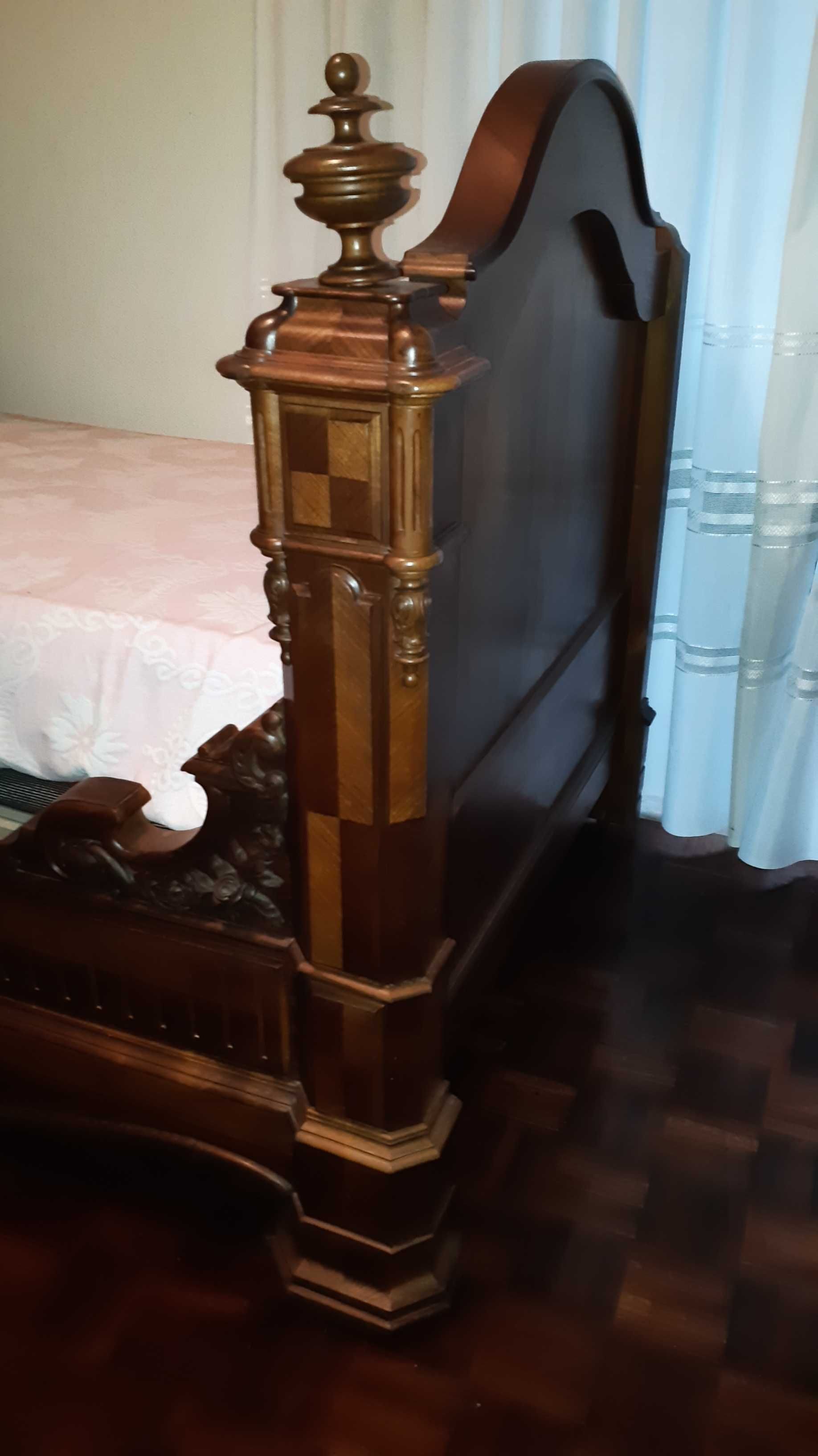 Cama Antiga de solteiro madeira maciça