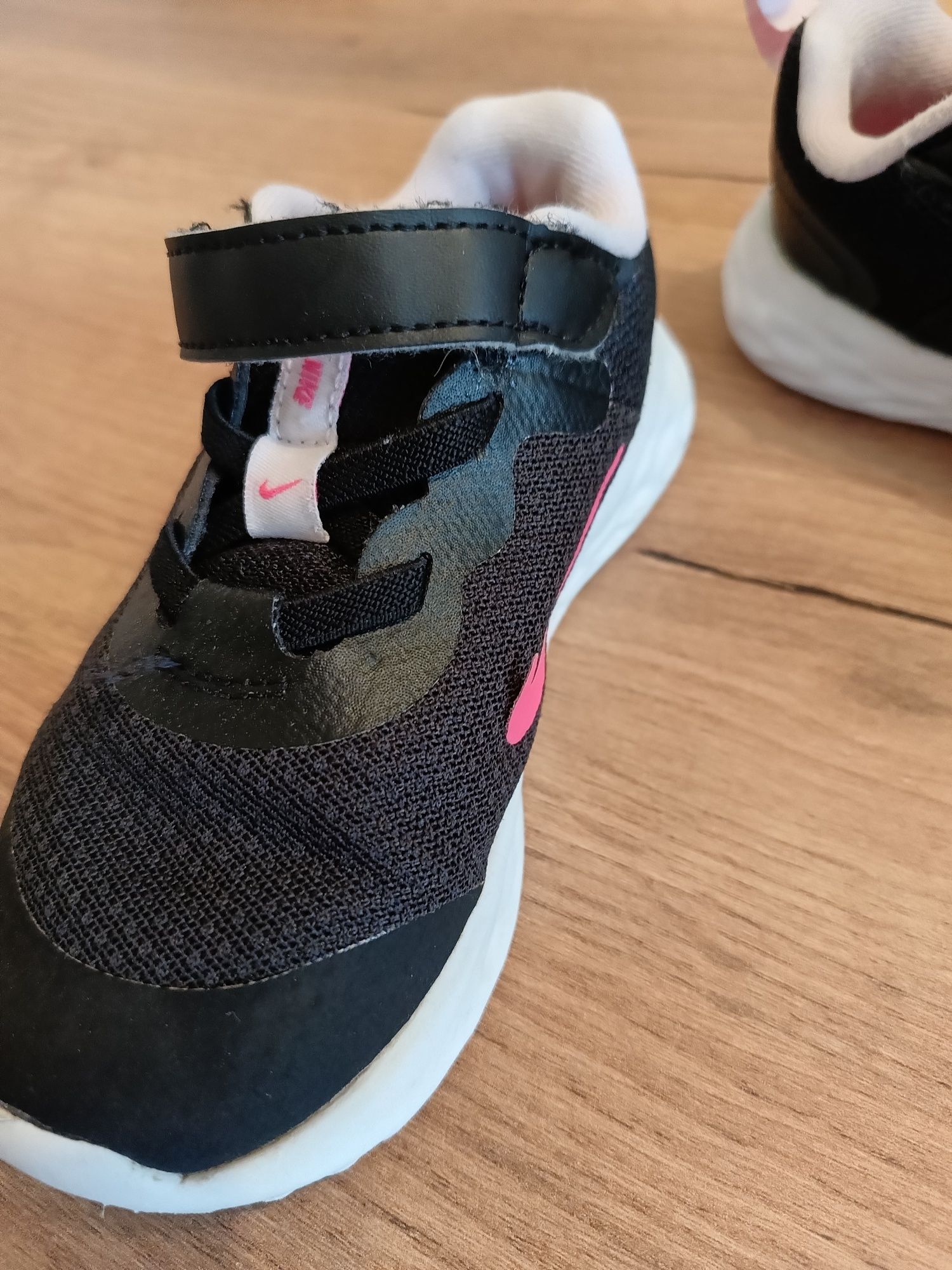 Buty Nike dla dziewczynki r. 26