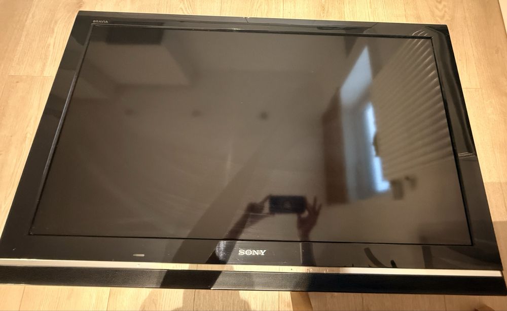 Telewizor Sony Bravia + uchwyt na ścianę + dekoder