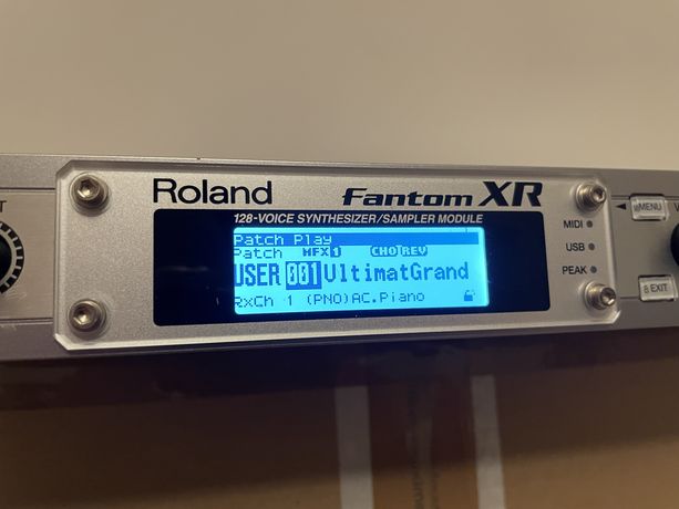 Syntezator Sampler Roland Fantom XR rack