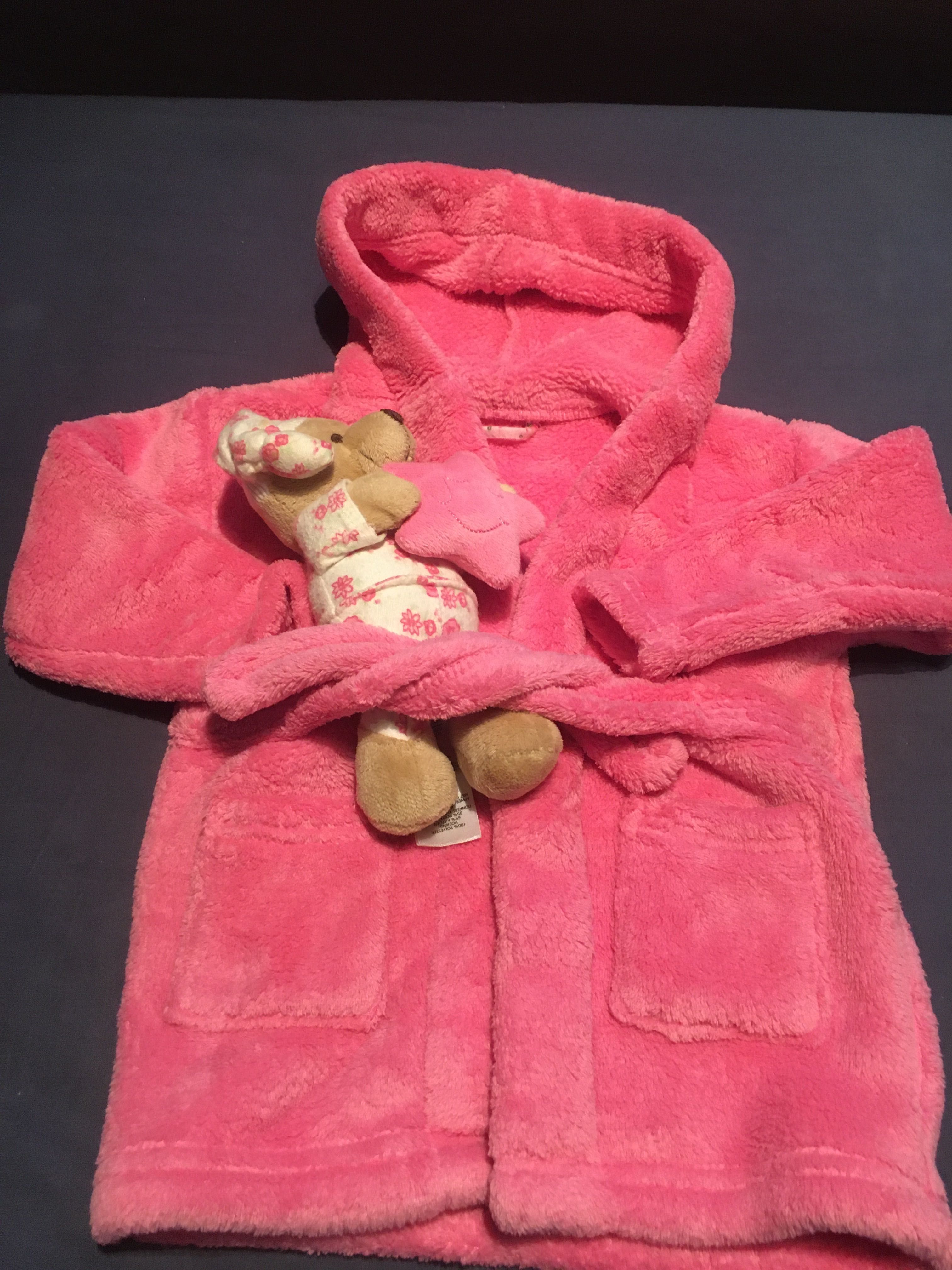 Robe, pijama e oferta de peluche para menina de 9 a 12 meses