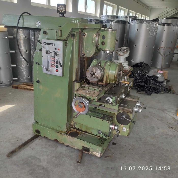 Frezarka uniwersalna FU 251