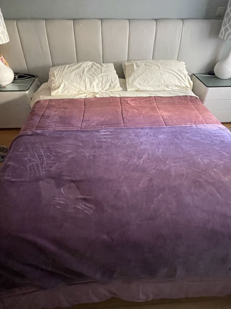 Cama casal com cabeceira e estrado elevatório