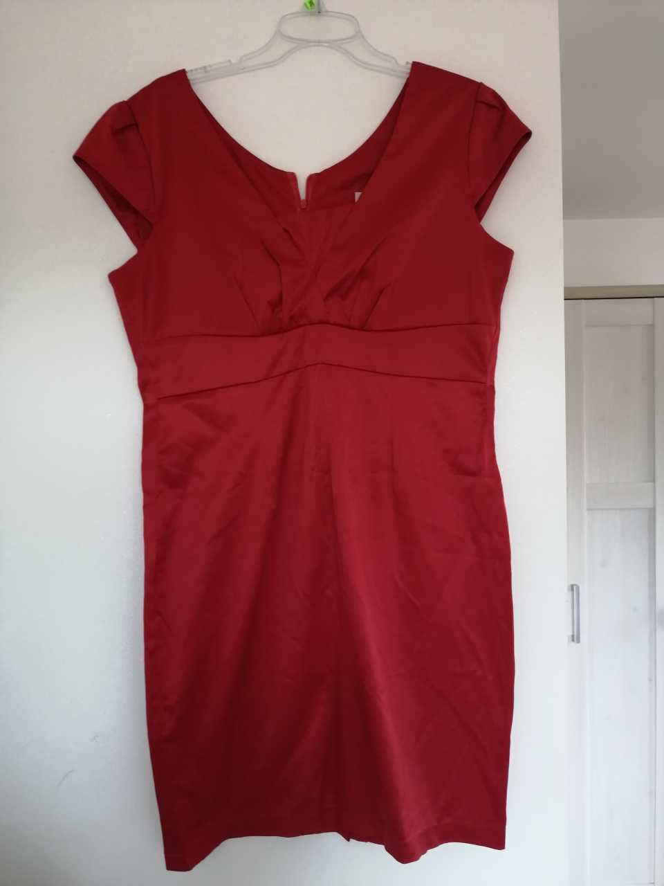 Czerwona Sukienka prosta satynowa dopasowana odcinana pod biustem