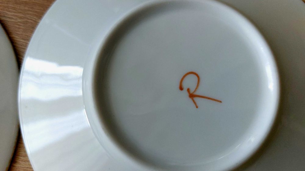 Niewielkie filiżanki do espresso ze spodeczkami