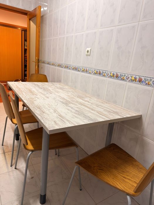 Vendo mesa com cadeiras