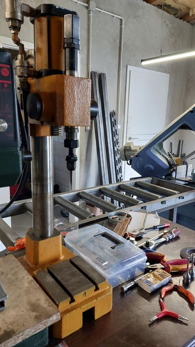 Prasa pneumatyczna  2t z młotem udarowym.