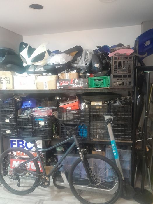 Vario material de várias motas em stock de oficina