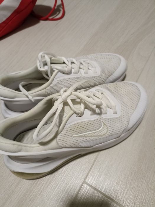 Кросівки Nike Air Max 270 Go жіночі білі кросівки 

Источник: https://