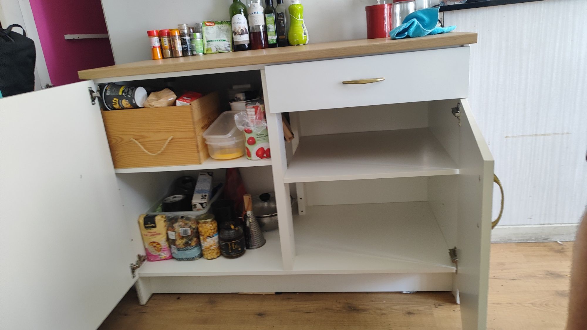 Cómodas IKEA com pegas douradas